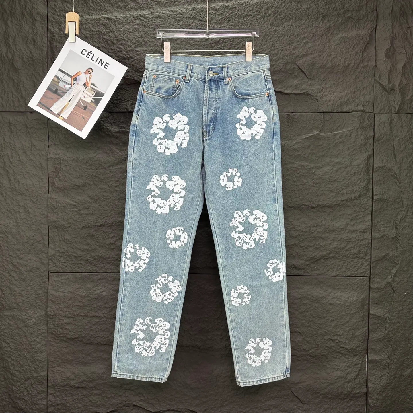 P230 Denim Tears 2025 new limited edition gem-inlaid kapok couples' washed jeans 🔥High version🔥High version🔥Top ceiling quality Styles with different washed textures are very friendly to people with thin legs and thick legs. The straight version is very flattering to the leg shape. Moderate length that never goes out of style, easy to match with casually, basic styling for various styles, a must-have in the wardrobe! The fabric is stiff but also makes the upper body soft without losing texture. The washing process is even more perfect. It is a must-have item for everyone! ! ! Washed wheat, hang tag, pants label, complete with three labels Color: black, blue, gray Size: 28, 30, 32, 34, 36 (five sizes)
